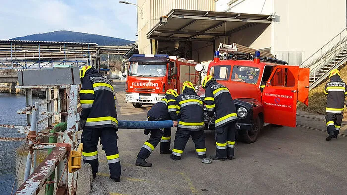 Regelmäßig übt die Betriebsfeuerwehr der TIAG