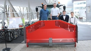 Metalllehrlinge mit ihrem Siloverteiler