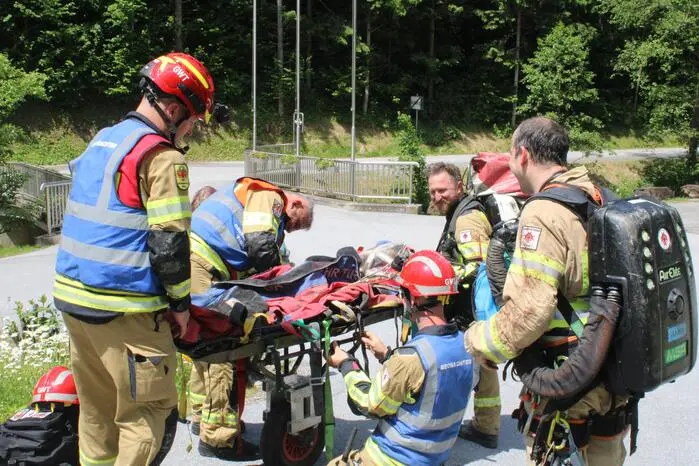 Übungsszenario war ein Brand im Schaustollen mit sechs vermissten und verletzten Personen.