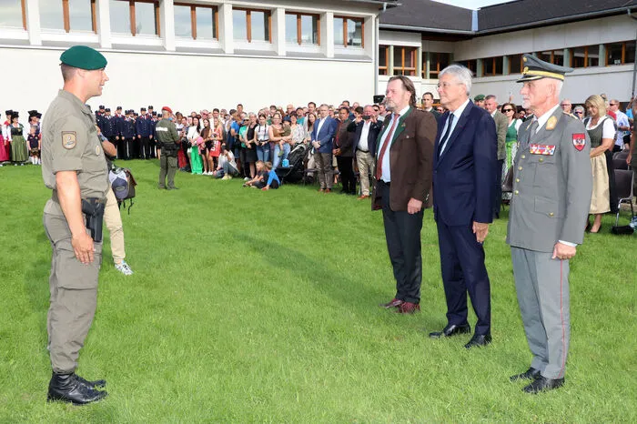 „Ich gelobe“ ertönt es am Sportplatz der 10. Oktober-Schule in der Stadtgemeinde Straßburg, wenn rund 250 Rekruten, darunter eine Frau Rekrut, aus ganz Kärnten am Freitag, den 28. Juli 2023 mit Beginn um 18.00 Uhr, ihr Treuegelöbnis ablegen. Das Militärkommando Kärnten führt in Zusammenarbeit mit der Stadtgemeinde Straßburg und dem Stabsbataillon 7 der „leichten“ 7. Jägerbrigade diese Angelobung durch. Für Brigadier Walter Gitschthaler ist das die letzte Angelobung als Militärkommandant von Kärnten vor seiner Ruhestandsversetzung im September.