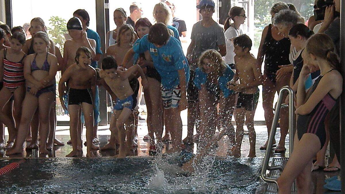 So ein Köpfler will geübt sein. Die Pinguin Cup-Kinder können ihn gut