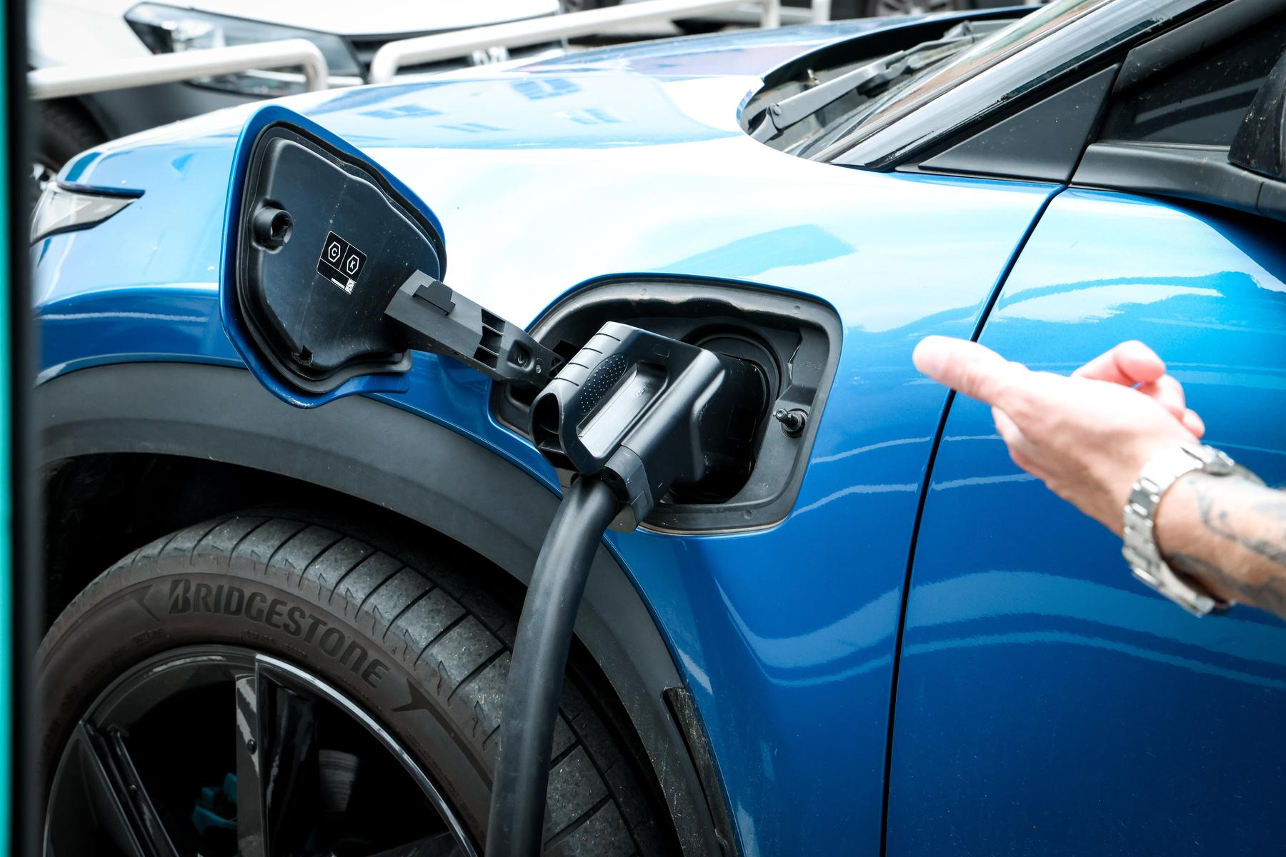 Evropska komisija brez odločitve o pravilih za CO2-emisije službenih vozil