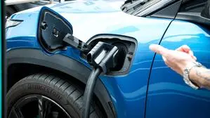 Kritik an einer unter Umständen zur Debatte stehenden E-Auto-Pflicht für Unternehmensflotten kommt etwa vom Verband der Automobilindustrie