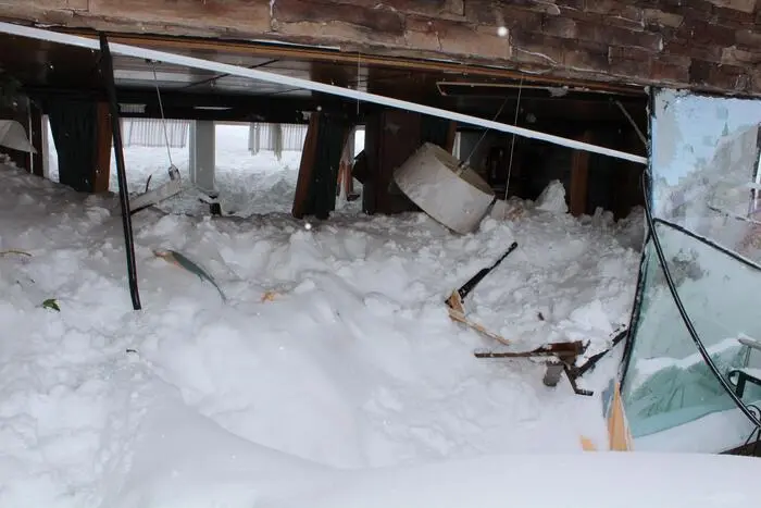 Schneemassen im Speisesaal eines Hotels nach dem Lawinenabgang 2019