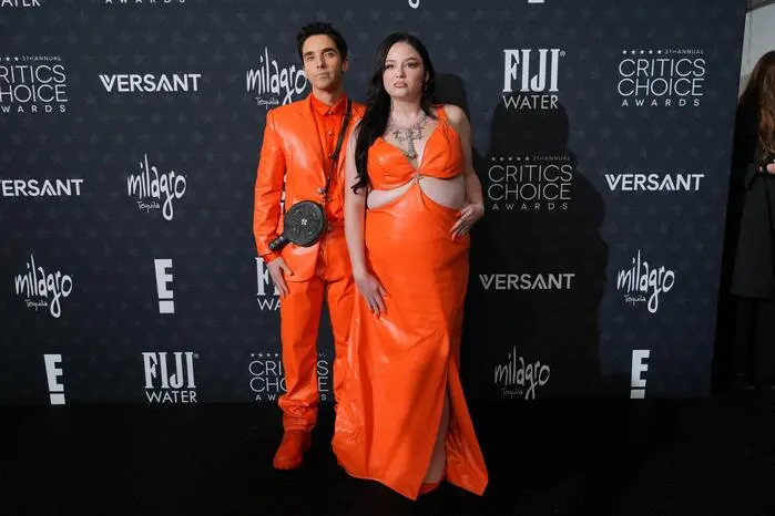 Sinn für Humor bewiesen Paul W. Downs und Megan Stalter. Sie parodierten mit ihren Partner-Outfits US-Schauspieler Timothée Chalamet und Kylie Jenner, die im Dezember im gleichen orangefarbenen Partnerlook aufgetreten waren.