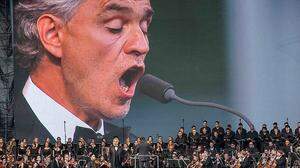 Großes vokales Gefühlskino samt Riesenleinwand:  Andrea Bocelli