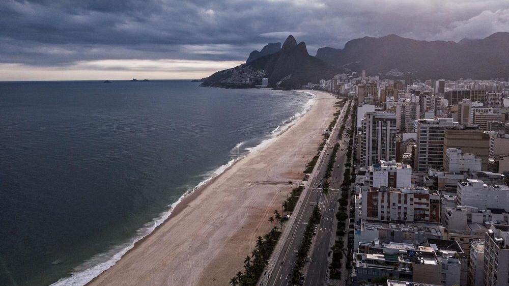 Rio de Janeiro in Coronazeiten: Der weltberühmte und jetzt fast menschenleere Ipanema-Strand. 