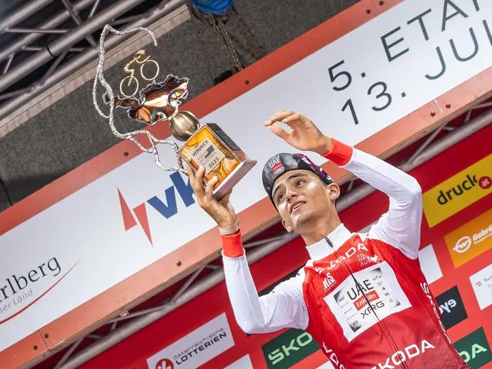 ABD0116_20250713 - FELDKIRCH - ÖSTERREICH: Gesamtsieger der Tour of Austria 2025 Isaac Del Toro Romero (MEX, UAE TEAM EMIRATES XRG) am Sonntag, 13. Juli 2025, nach der 5. Etappe der Tour of Austria von Feldkirch bis Feldkirch (147,8 km) in Vorarlberg. - FOTO: APA/EXPA/JOHANN GRODER