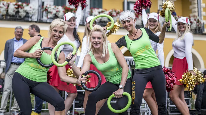 Mit einem gemeinsamen Aufwärmen starteten die Teilnehmer in den Wörthersee Halbmarathon