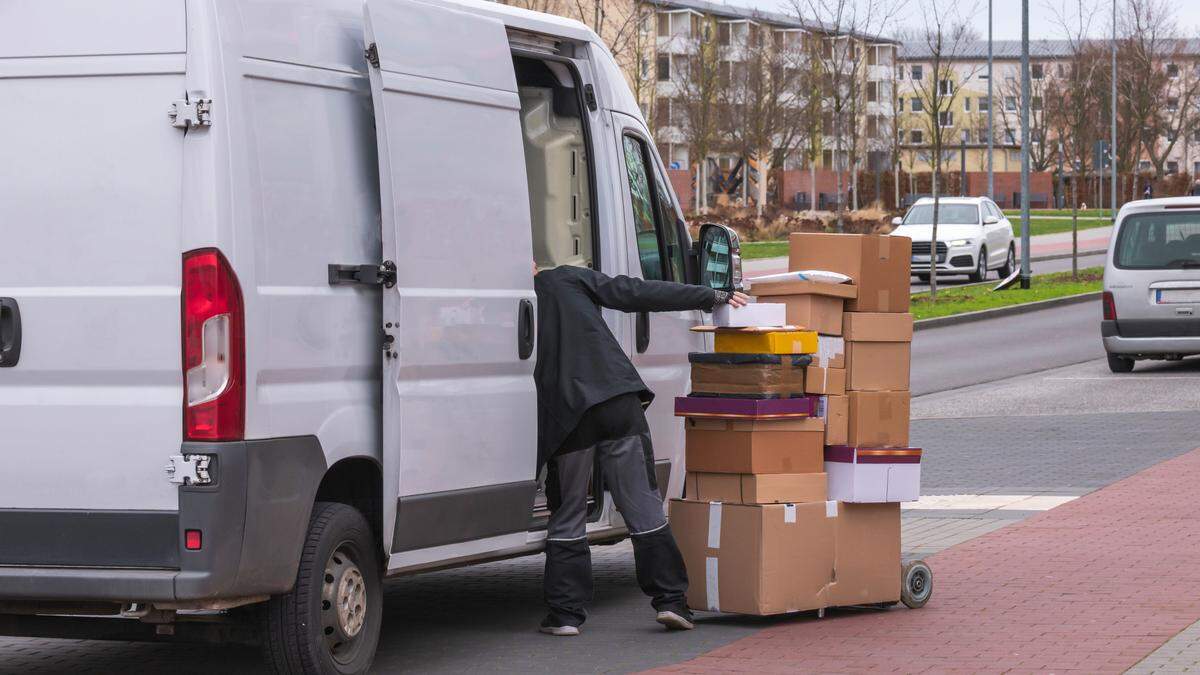 Der Paketzusteller wird verdächtigt, zahlreiche Pakete bzw. deren Inhalt gestohlen zu haben