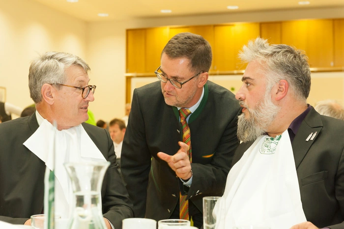 Beim Fachsimpeln: Styria-Vorstand Kurt Kribitz (l.) sowie Sänger und Dancing-Star Georgij Makazaria (r.) mit Verkostungschef Siegfried Wagner (Mitte)