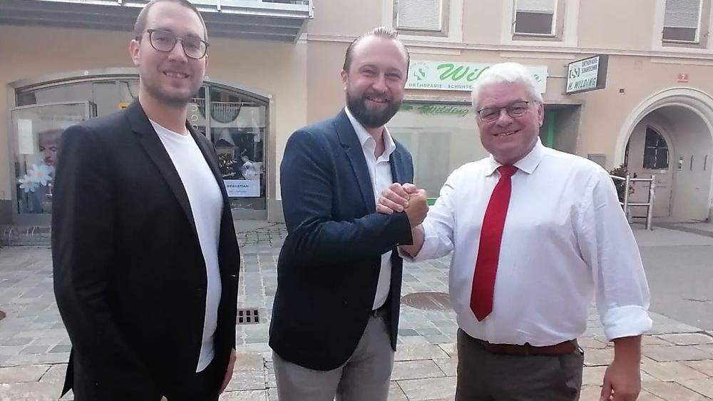 SPÖ-Bezirksparteiobmann Max Lercher gratuliert Bürgermeister Hannes Dolleschall. Links: Stadtparteichef Thorsten Wohleser