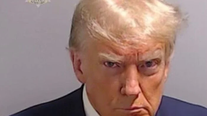 Wegen versuchten Wahlbetrugs hat das Gefängnis in Atlanta Donald Trump formell verhaftet. Erstmals wurde ein Polizeifoto von einem US-Präsidenten gemacht. Dabei ist Trump bei weitem nicht das erste bekannte Gesicht vor der Polizei-Linse...