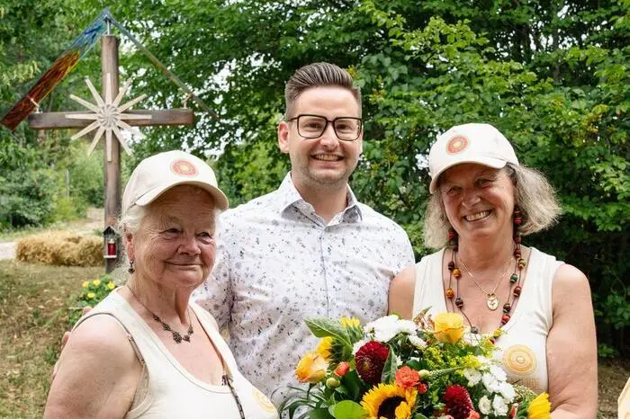 Der Kainbacher Bürgermeister Matthias Hitl gratulierte Biobäurin Anna Ambrosch (r.) und Anna Fuchs zum Jubiläum. „Unser Jubiläumsfest war für uns weit mehr als eine Geburtstagsfeier. Wir wollten zeigen, wie viel durch Zusammenarbeit, Regionalität und gegenseitige Wertschätzung entstehen 
kann“, freut sich Ambrosch.