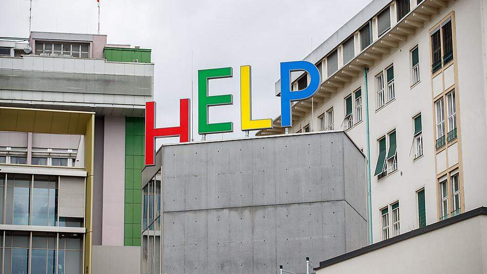 Help-Schriftzug am LKH Uniklinikum Graz.