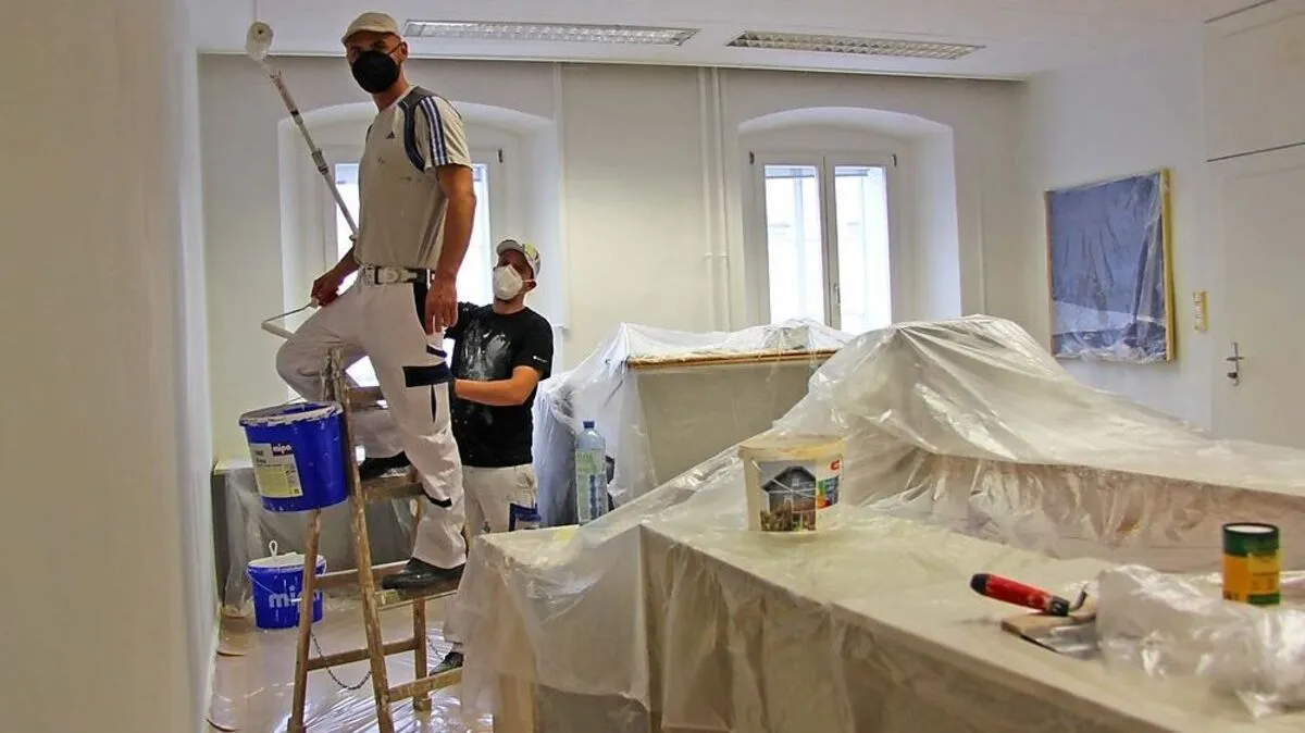 Vor allem Malerarbeiten sind derzeit im Rathaus zu erledigen