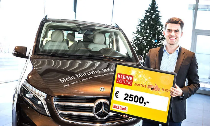 Stefan Moser (Geschäftsführer von Moser Kfz-Handels GmbH) mit dem Scheck für "Kärntner in Not"