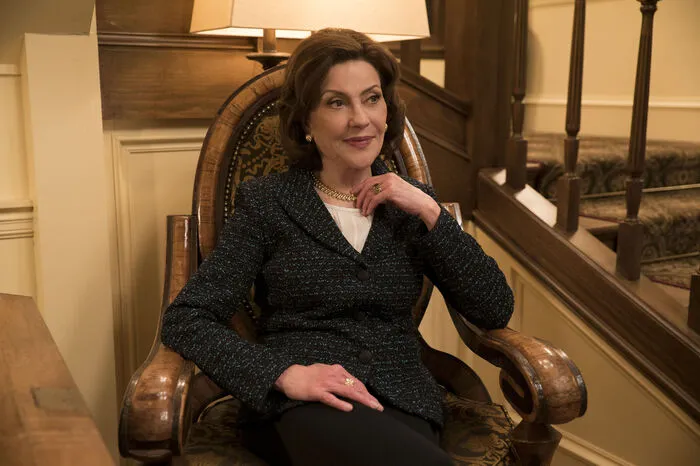 Emily Gilmore, Grand Dame der Serie, gefürchtete Mutter und geliebte Großmutter ist auch wieder dabei - muss aber mit einem schweren Schicksalsschlag fertig werden...