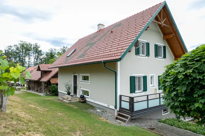 Auf dem Platz des alten Saustalls steht heute das neue Familienhaus – nach den Bauvorschriften im Naturpark errichtet. „Da muss die Dachneigung stimmen, die Anordnung der Fenster, die Farbwahl und auch die Form der Fensterbalken“, zählt Carina Malli auf.