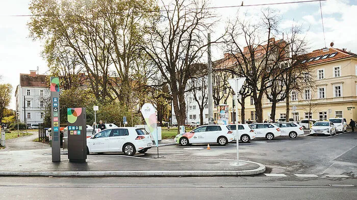 Der vierte und neu eröffnete Standort am Schillerplatz in Graz, direkt neben der Straßenbahnlinie 3 sowie Bushaltestellen der Linien 60, 63 und 64