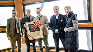 Landeshauptmann Peter Kaiser überreichte mit LH-Stv. Gaby Schaunig und Landesrat Sebastian Schuschnig das Landeswappen an Johann Weinberger und Dietmar Langer von proHolz | Landeshauptmann Peter Kaiser überreichte mit LH-Stv. Gaby Schaunig und Landesrat Sebastian Schuschnig das Landeswappen an Johann Weinberger und Dietmar Langer von proHolz