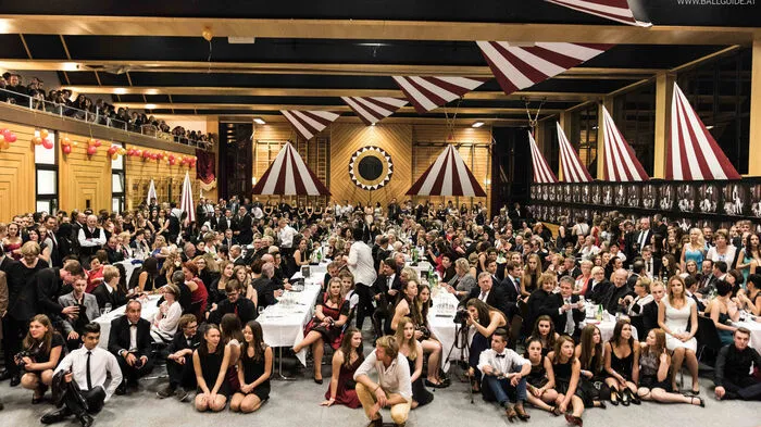 Am 15. Oktober feierten die Maturanten des BORG Birkfeld in der Peter Rosegger-Halle unter dem Motto "Manege frei - Unsere letzte Show beginnt" einen wunderbaren Maturaball.