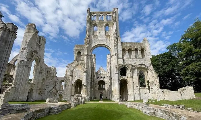 Die Abbaye von Jumièges, einst eine mächtige Benediktinerabtei