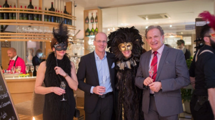 Mysteriös und elegant: Am Wochenende luden Karl und Andrea Grossmann in ihr Balance-Hotel in Pörtschach zum Maskenball. Die Gäste und ihre venezianischen Masken konnten sich sehen lassen . . .