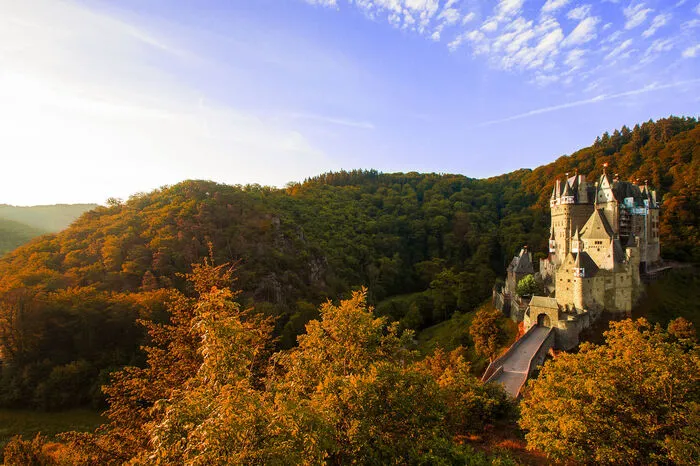 Ein Herbstspaziergang über den Wanderweg “Eltzer Burgpanorama” in Deutschland - samt Märchenschloss. Graf und Gräfin Eltz empfehlen wegen des Ansturms Burg-Besuchszeiten vor elf oder nach 15 Uhr.
