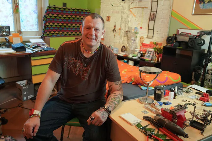 Thomas, 53-jähriger Arbeitsuchender aus Wien, ist bereit, für die neue Frau wirklich alles zu tun: „Wenn es die große Liebe ist, dann bekommt sie von mir nicht 100 Prozent, nicht 1000 Prozent, sondern eine Million Prozent.“ Nach zehn Jahren Singledasein tut es Thomas weh, bei Ausflügen an der Donau verliebte Pärchen zu sehen: „Da wünscht man sich, dass das Herz aus Stein wäre,“ gibt sich der Wiener im Interview gefühlvoll. Seinen von Tätowierungen geschmückten Körper trainiert der Wiener zu Hause mit Hanteln. Um Muskeln zu bekommen, und um sein Baucherl zu verlieren. Denn auch seine Traumfrau soll bitte keinen großen Bauch haben, dafür dürfen ihre Haare bunt sein. Ob Menschen oft denken, dass Thomas mit seinen vielen Tattoos ein böser Bube ist? „Von der Optik her könnte man das glauben. Aber vom Herzen her bin ich streichelweich und für die Damenwelt offen.“