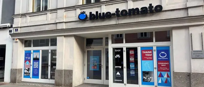 Die Plakate machen auf die Schließung von Blue Tomato aufmerksam