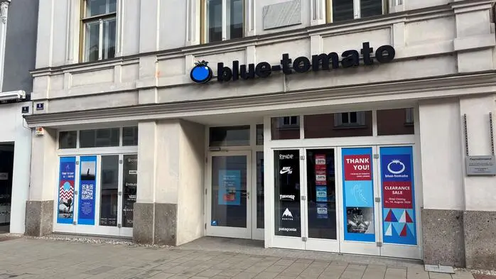 Die Plakate machen auf die Schließung von Blue Tomato aufmerksam