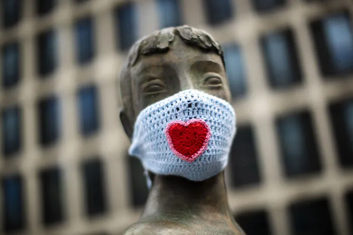 Diese Statue in Brüssel schickt viel Liebe und Küsse - mit Abstand natürlich.