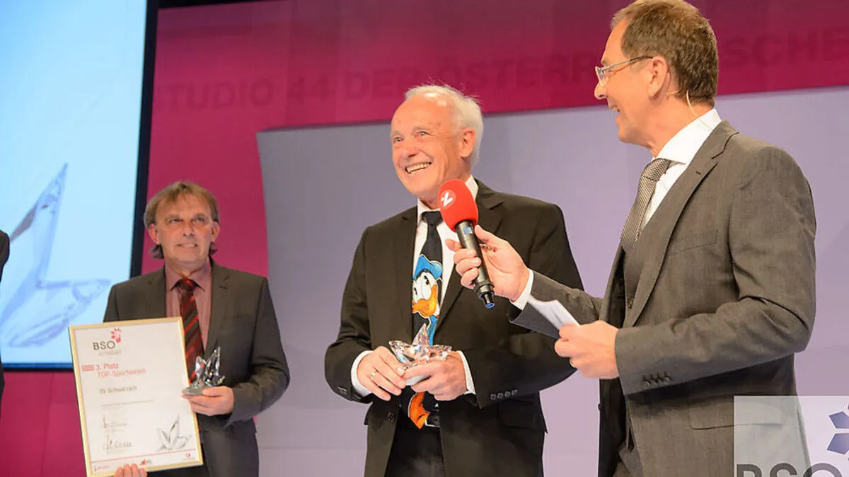Obmann Wolfgang Neffe nahm bei der BSO-Cristall-Gala stolz den Preis für den zweiten Platz der besten Sportvereine Österreichs entgegen