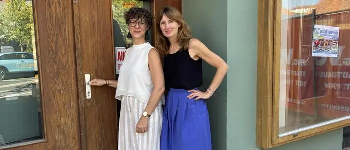 Leni Koinegg (li.) und Nika Mitteregger vor der ehemaligen Buchhandlung Hofbauer in Leibnitz, in deren Räumlichkeiten „The Hof“ entsteht