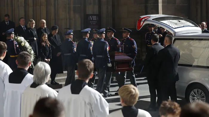 Zum Requiem in der Kathedrale trafen Karel Gotts Witwe Ivana, seine Kinder und mehrere tausend geladene Ehrengäste aus Politik und Gesellschaft ein.