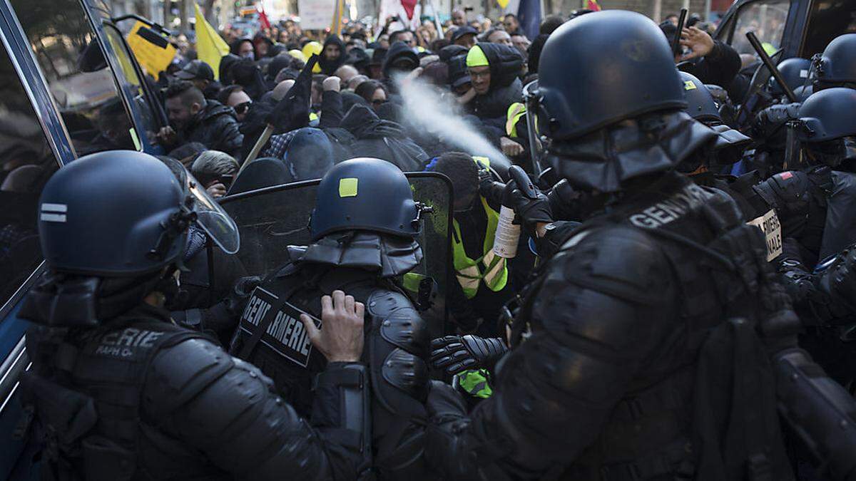 Ein Großaufgebot an Sicherheitskräften versucht die teilweise gewalttätigen Demonstranten in Schach zu halten