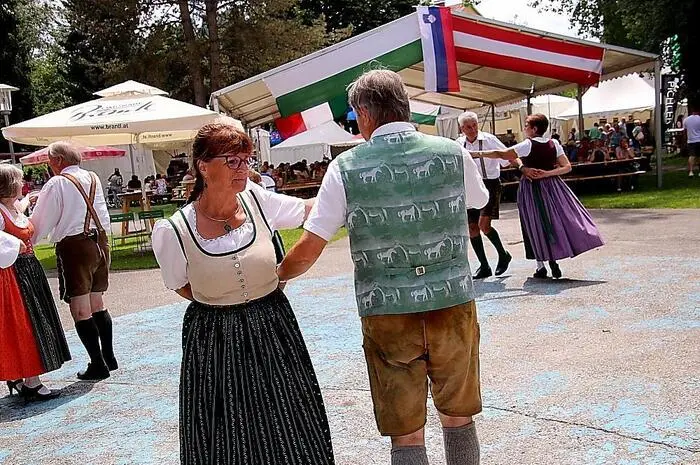 Es war ein Fest der Freude und der Völkerverständigung, ein fröhlicher, farbenprächtiger und gut besuchter Event. Musik, Volkstanz, flotte Unterhaltung, Kulinarik und Kunsthandwerk aus Slowenien, Italien und der Steiermark begeisterten die zahlreichen Besucher. Leider spielte der Wettergott heuer nicht mit, die Veranstalter hatten jedoch vorsorglich eine ganze Zeltstadt auf die Beine gestellt. 
