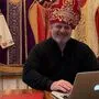 Zwischen Tradition und Moderne: Nikolaus Lesjak mit Laptop und Nikolo-Gewändern im Dom	