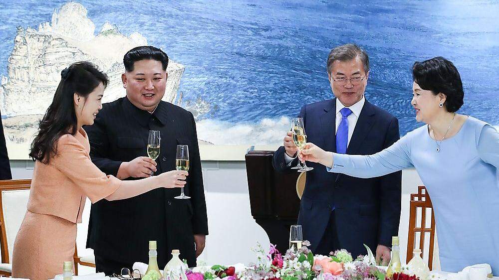 Kim und seine Frau Ri Sol-ju mit dem südkoreanischen Präsidentenpaar