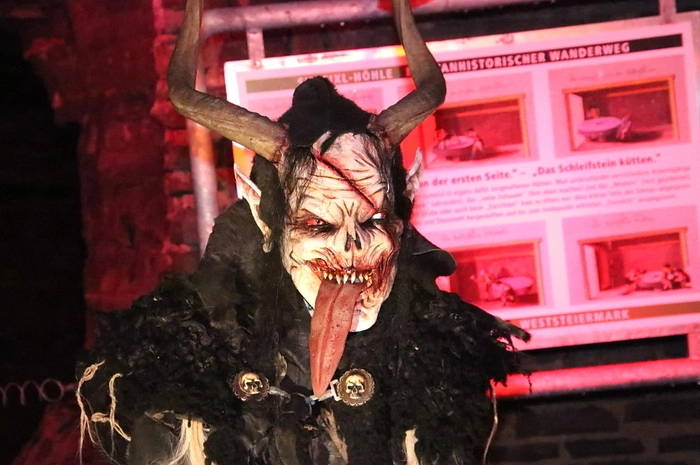 Die Maskenausstellung ist noch am Samstag, 23.9. von 10 bis 20 Uhr mit anschließender Krampusdisco im Landcafe Kern in Afling und am Sonntag, 24.9. von 10 bis 14 Uhr geöffnet.  