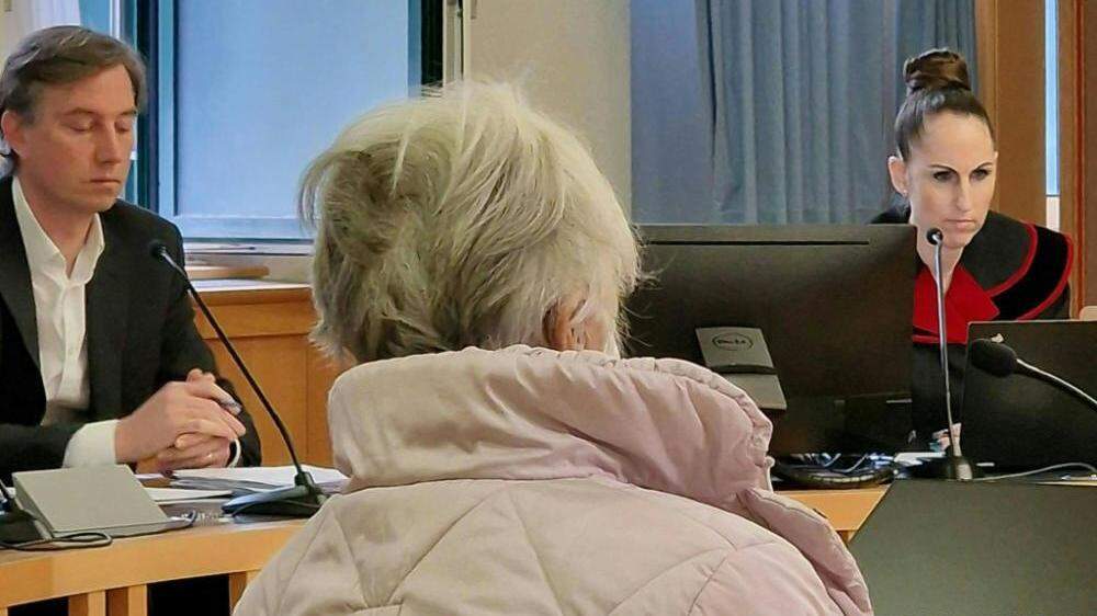 Die 91-Jährige wurde nach der Verhandlung zurück in die Justizanstalt Wilhelmshöhe gebracht, wo es eine Abteilung für Seniorinnen und Senioren und bei Bedarf eine geriatrische Versorgung gibt