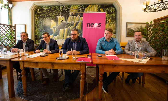 Neos im Bezirk Weiz: Christian Reinstadler (li.), Patrick Friedl (2.v.l.) und Clemens Bernd Kastenhuber (2.v.r.) schafften den Einzug in ihre Gemeinderäte