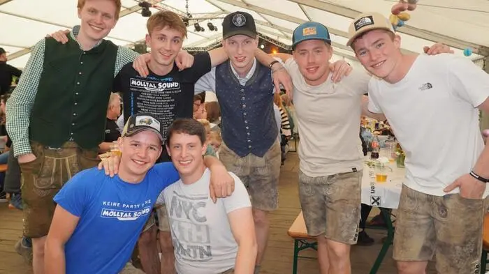 Oben: Manuel Zlöbl, Marco Zlöbl, Rene Zlöbl, Fabian Angerer und Elias Wallner; Unten: Florian Kranabether und Max Kremser
