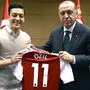 Der Stein des Anstoßes und der heftigen Kritik ist das Bild von Özil mit dem türkischen Präsidenten Erdogan