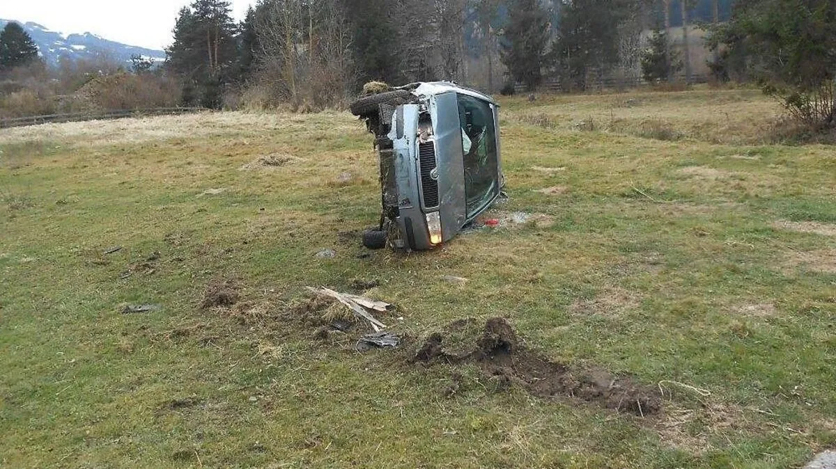 Auto wurde durch die Luft geschleudert: Lenkerin verletzt