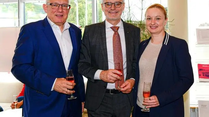 Seit dem Jahr 1988 ist die BKS Hartberg die vierte Bankfiliale in der Steiermark, nun gab es ein doppeltes 35 Jahr-Jubiläum zu feiern, ebenso lang ist auch Alfred Hirschmann Filialleiter. Viele Gratulanten waren gekommen, um dem erfolgreichen Filialleiter und seinem Team zu gratulieren. Unter den namhaften Gratulanten war auch Thomas Spann, Geschäftsführer der Kleinen Zeitung.