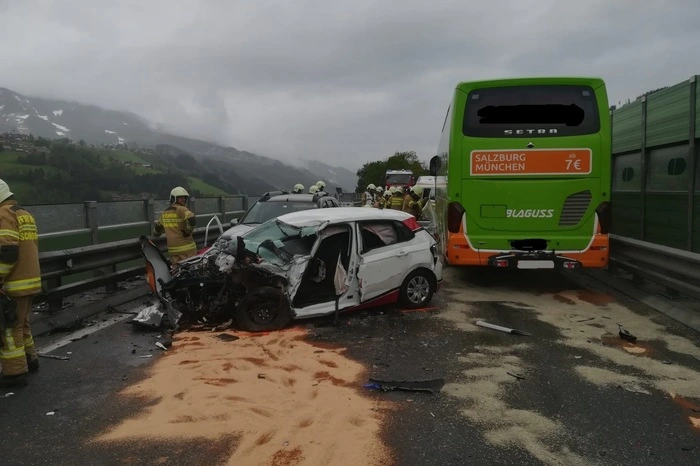 Auf der B320 in Schladming ereignete sich ein schwerer Unfall. Eine 19-jährige Autolenkerin krachte gegen einen Bus und wurde schwer verletzt.