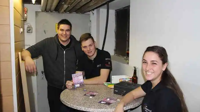 Am Eingang des Disco-Kellers wurden die Besucher von diesem freundlichen Empfangskomitee begrüßt.