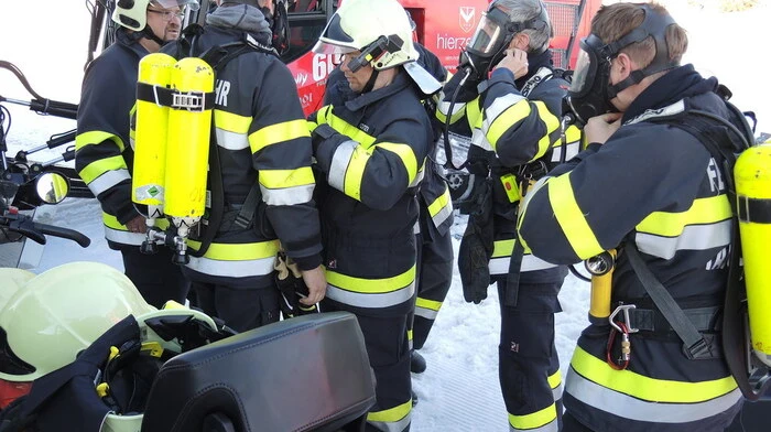 Mit Pistengeräten und Ski-doos wurden die Feuerwehrler auf die Tauplitz gebracht